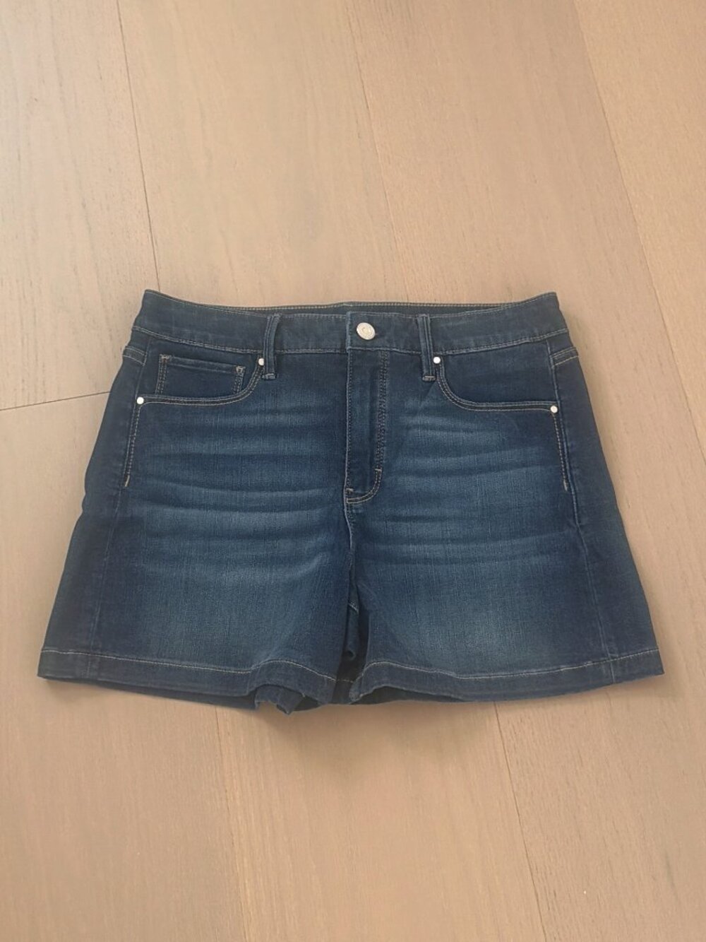 WHBM White House Black Market The Sculpt Short, Size 6
